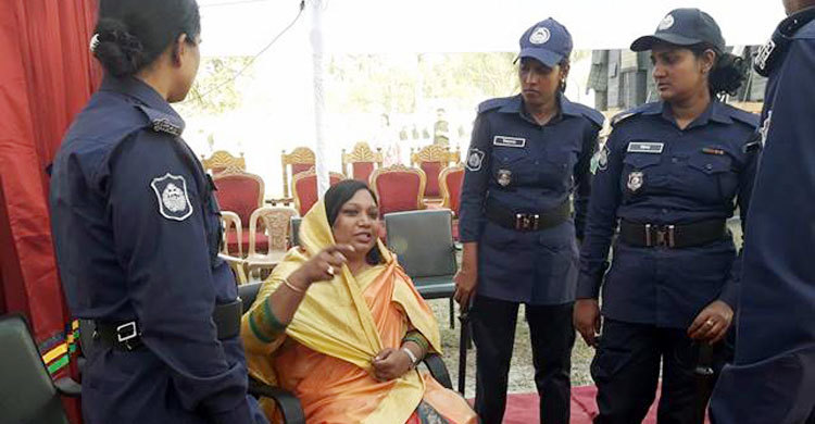 প্রধানমন্ত্রীর মঞ্চে ঢুকে পড়া নারীকে ছেড়ে দিল পুলিশ