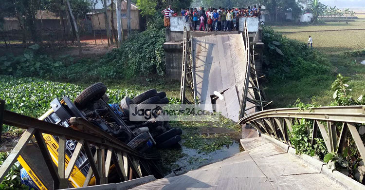 বগুড়ায় বেইলি সেতু ভেঙে ট্রাক খালে
