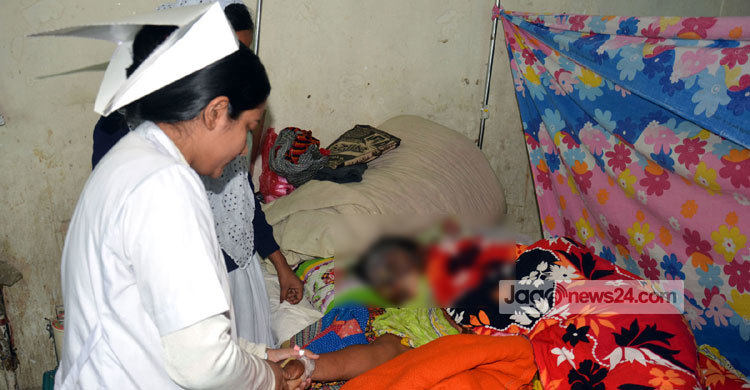 দোকানিকে গরম তেলে ঝলসে দিলো ক্রেতা