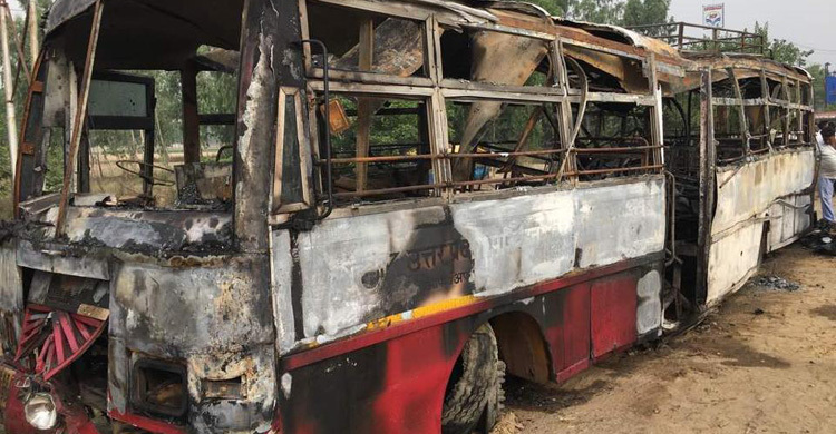 22 charred to death after bus collides with truck in India