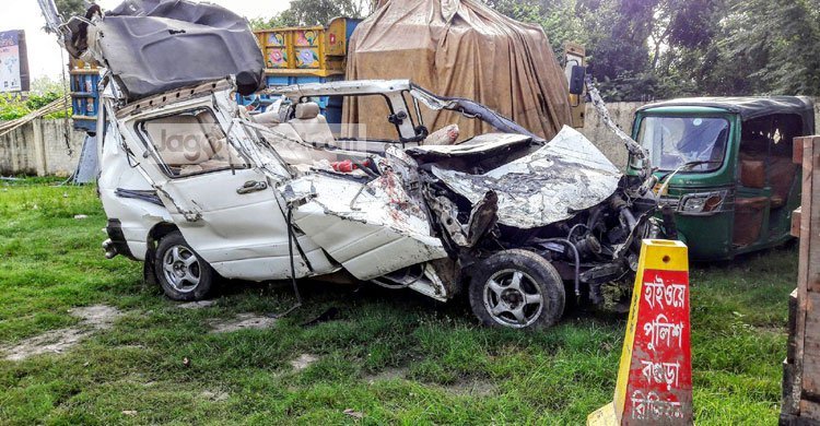 4 killed in bus-microbus collision in Sirajganj