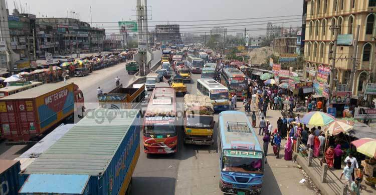 ছুটছে মানুষ বাড়ির পানে, চলছে গাড়ি থেমে থেমে