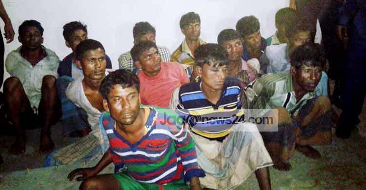 বঙ্গোপসাগরে লুণ্ঠিত ট্রলারসহ ১৩ জলদস্যু আটক