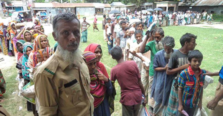 বগুড়ায় ১০ টাকা কেজির চাল নিয়ে চলছে ভেলকিবাজি