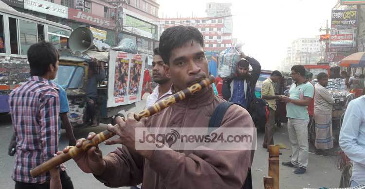 বাঁশিতে কেটে যাচ্ছে চাঁন মিয়ার জীবন