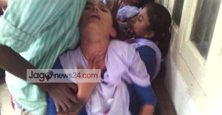 চাঁদপুরে কৃমিনাশক ওষুধ খেয়ে দুই শতাধিক শিক্ষার্থী অসুস্থ