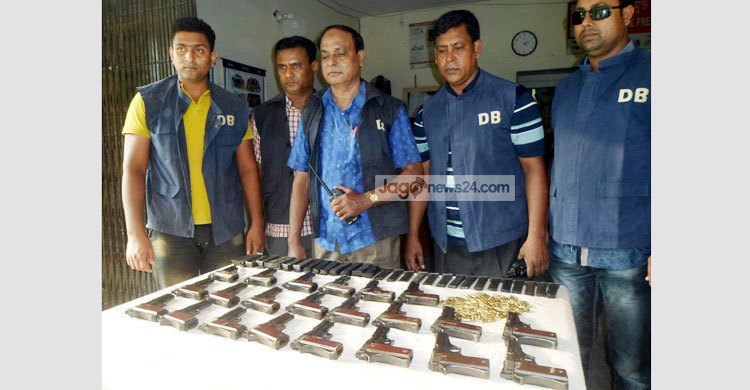 চাঁপাইনবাবগঞ্জে ২২টি পিস্তল ও ১৩৬ রাউন্ড গুলি উদ্ধার