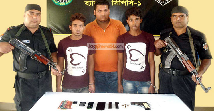 শিবগঞ্জে অস্ত্রসহ ৩ যুবক আটক