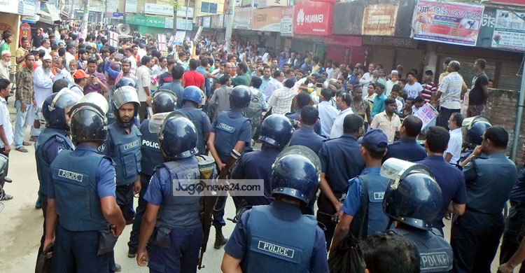 চাঁপাইনবাবগঞ্জ পৌরসভা ঘেরাও কর্মসূচি পুলিশি বাধায় পণ্ড
