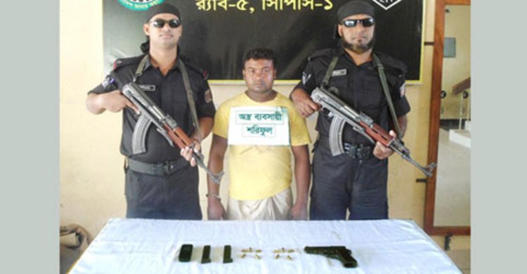 চাঁপাইনবাবগঞ্জে ভারতীয় জাল রুপিসহ আটক ৩