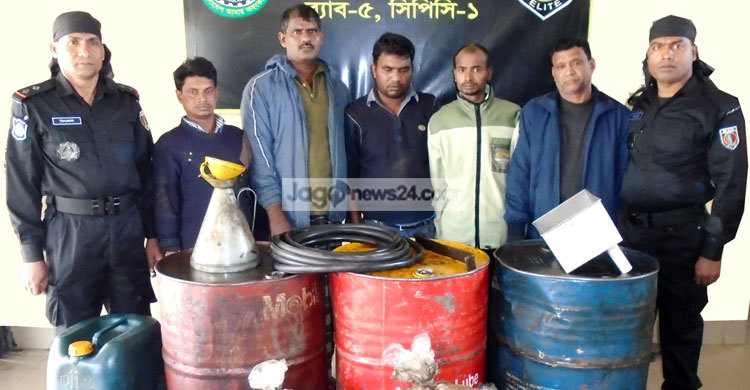 ট্রেনের চোরাই তেল ও অস্ত্রসহ আটক ৬