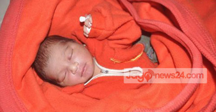 ডাস্টবিনে ফেলে দেয়া নবজাতককে বাঁচালো পুলিশ