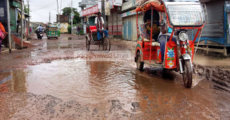 কুমিল্লা-মীরপুর সড়ক যেন মরণ ফাঁদ