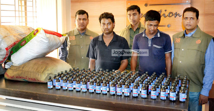 কুমিল্লায় এক হাজার বোতল ফেনসিডিলসহ আটক ২