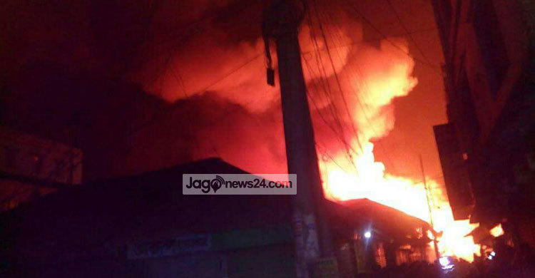 কুমিল্লার বাজারে আগুনে ৩শ কোটি টাকার ক্ষতির দাবি
