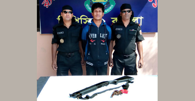 কুমিল্লায় অস্ত্রসহ ১২ মামলার আসামি গ্রেফতার