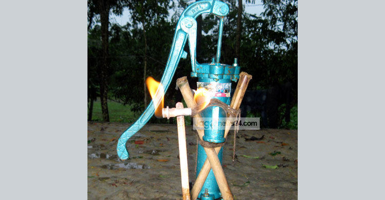 টিউবওয়েলের পাইপ থেকে অবিরত বের হচ্ছে গ্যাস