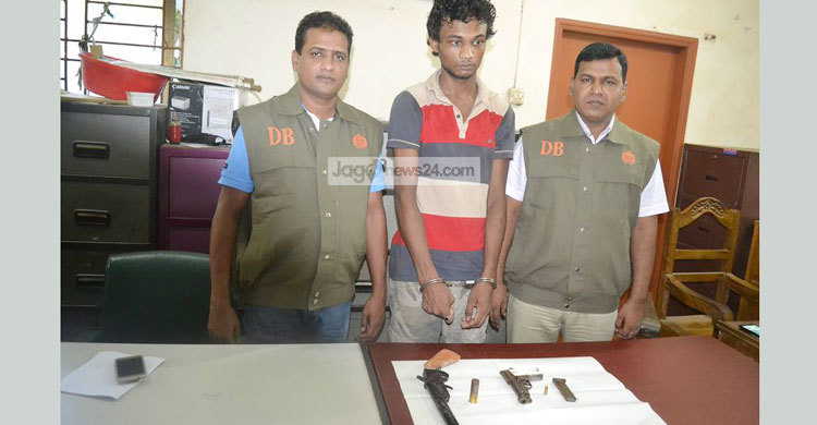 কুমিল্লায় বিদেশি পিস্তল ও এলজিসহ সন্ত্রাসী গ্রেফতার