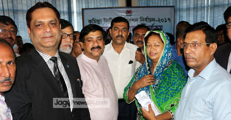 ফটোসেশনে সীমা-সাক্কু মুখোমুখি