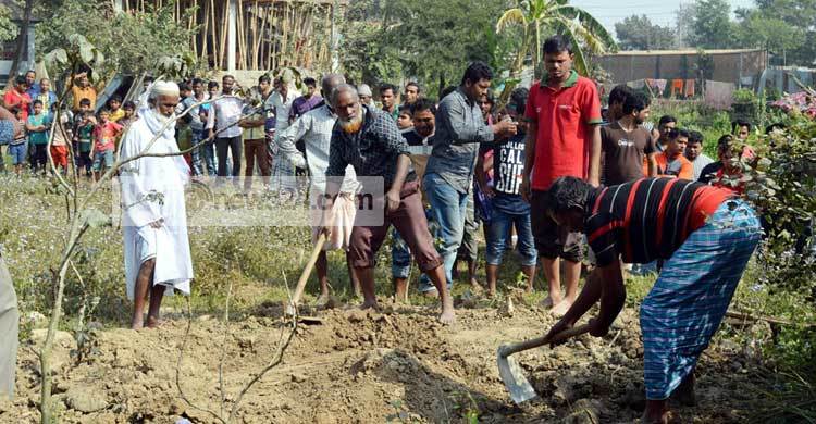 সাড়ে চার মাস পর প্রবাসীর স্ত্রীর মরদেহ উত্তোলন