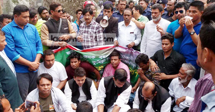কুমিল্লা থেকে খন্দকার মোস্তাকের বাড়ি অপসারণের দাবি