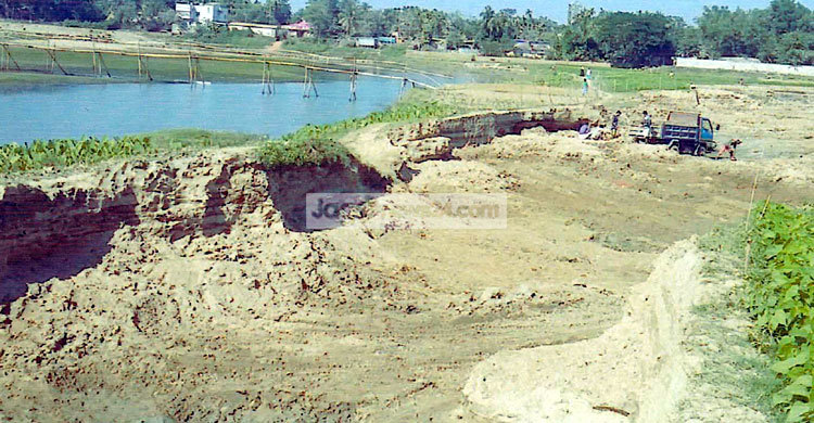 নদী রক্ষা বাঁধের মাটি বিক্রি হচ্ছে ইটভাটায় : ৩ গ্রামে আতঙ্ক