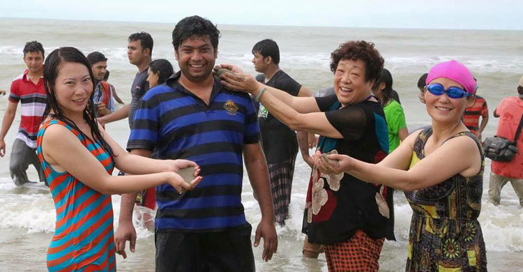 সাগরসৈকতে লাখো পর্যটকের মিলনমেলা