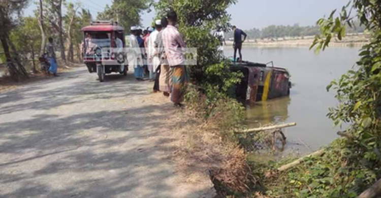 চকরিয়ায় এসএসসি পরীক্ষার্থীদের বাস খালে