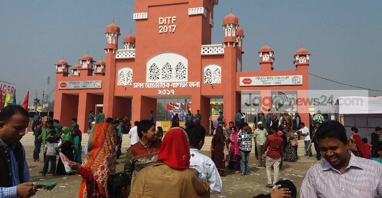 প্রথম ছুটির দিনে বাণিজ্য মেলায় বেড়েছে ভিড়