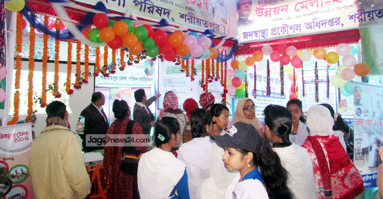 শরীয়তপুরে উন্নয়ন মেলার শেষ দিনে দর্শনার্থীদের ভিড়