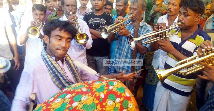 কটিয়াদীতে জমে উঠেছে ঐতিহ্যবাহী ঢোলের হাট