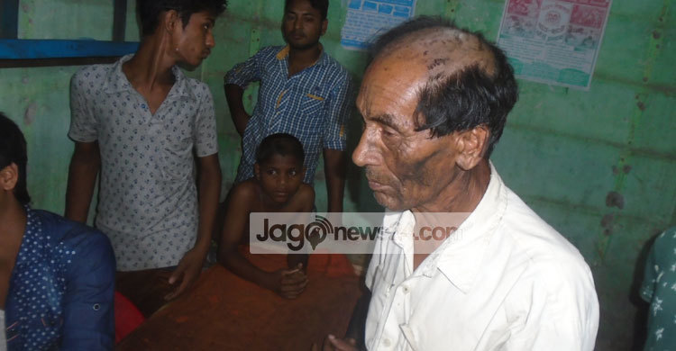 শ্বশুরের মাথা ন্যাড়া করে জুতার মালা পরালেন জামাই