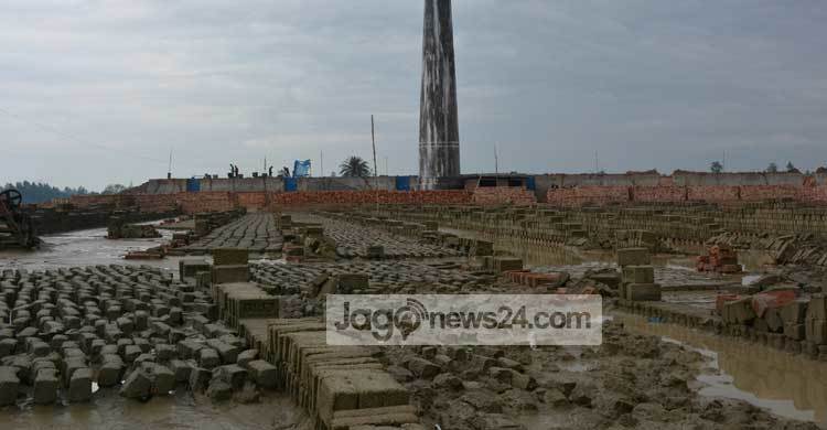 হঠাৎ বৃষ্টিতে দিনাজপুরে শতকোটি টাকার কাঁচা ইট নষ্ট