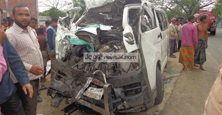 বীরগঞ্জে বাস-মাইক্রো মুখোমুখি সংঘর্ষে নিহত ১