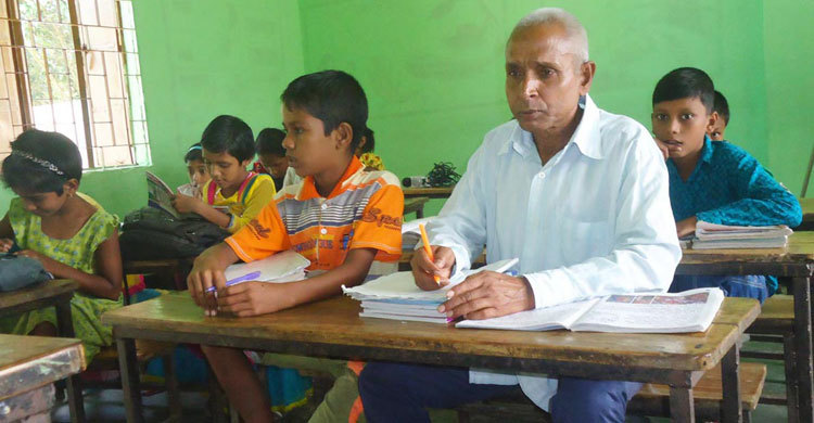 আব্দুর রশিদ এখন তৃতীয় শ্রেণির ছাত্র 