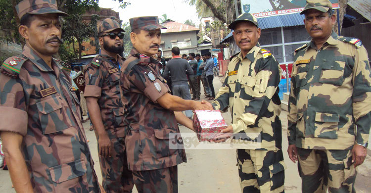 স্বাধীনতা দিবসে বিএসএফকে মিষ্টি উপহার বিজিবির