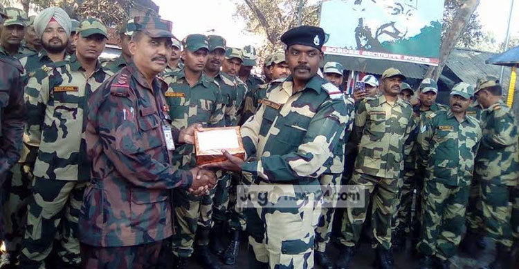 হিলি সীমান্তে বিজিবিকে মিষ্টি উপহার দিলো বিএসএফ