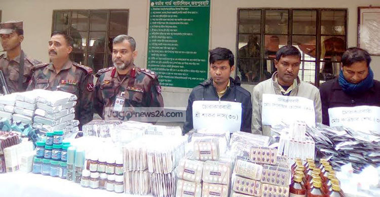 ভারতীয় ওষুধসহ ৩ পাসপোর্ট যাত্রী আটক