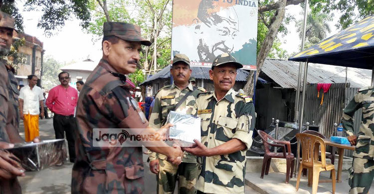 হিলি সীমান্তে বিএসএফকে মিষ্টি উপহার বিজিবির