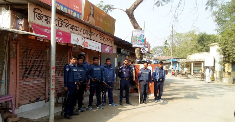 গ্রেফতার আতঙ্কে পুরুষশূন্য খানসামার ৫ গ্রাম