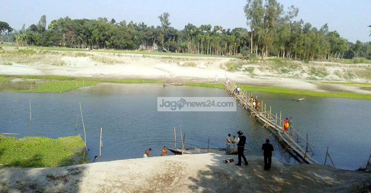 সেতুর অভাবে দুর্ভোগ পোহাচ্ছেন লক্ষাধিক মানুষ