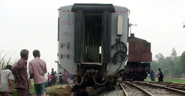 ডেমু ট্রেন লাইনচ্যুত : স্টেশন মাস্টারসহ বরখাস্ত ২