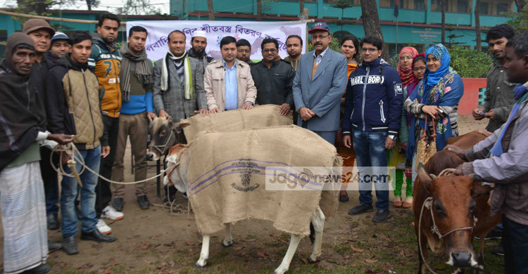 দিনাজপুরে গবাদি পশুর জন্য শীতবস্ত্র বিতরণ
