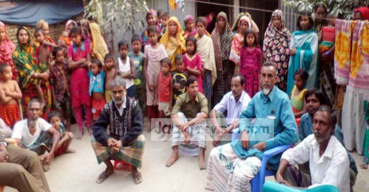 সেলাই মেশিনের জন্য দুস্থ নারীকে মাদকসেবী বানালেন চেয়ারম্যান