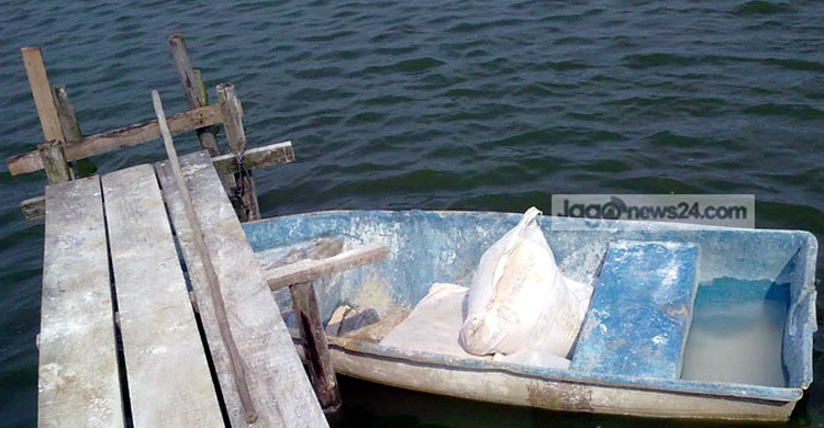 মাছের গন্ধ ঠেকাতে হাকালুকিতে চুন প্রয়োগ 