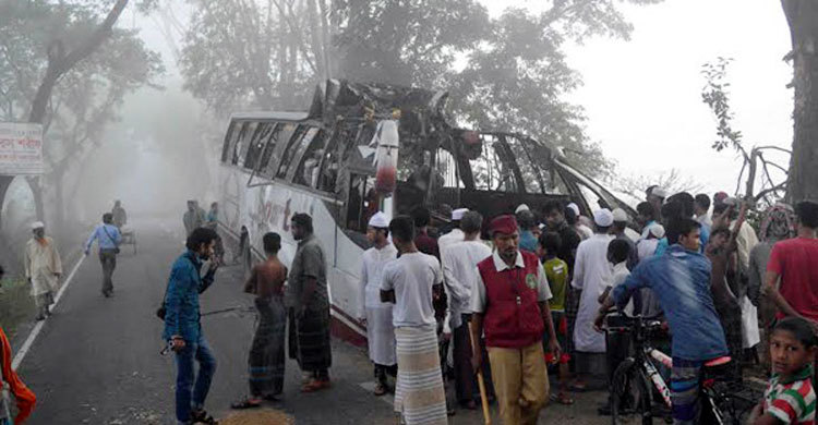 ফরিদপুরে দুর্ঘটনায় নিহতদের বাড়িতে মাতম