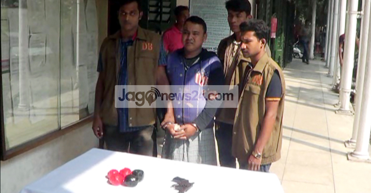 ফরিদপুরে অস্ত্র ও বোমাসহ আসামি গ্রেফতার