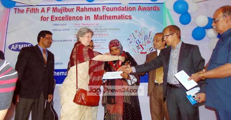 গণিতের কৃতি শিক্ষার্থীদের দেয়া হলো স্বর্ণপদক