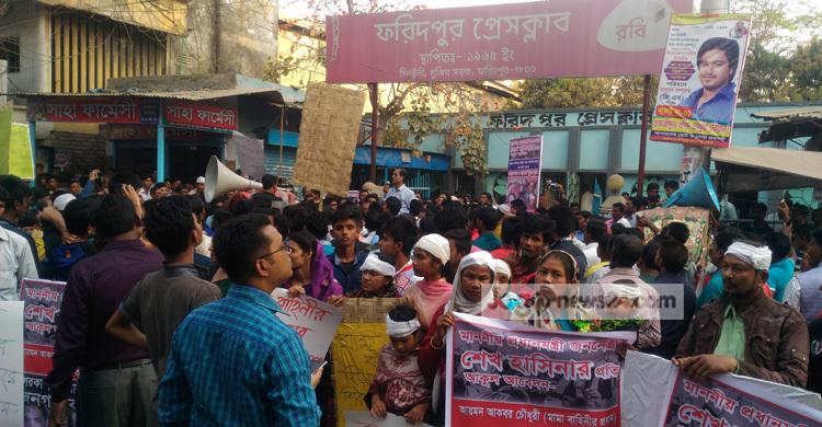 ‘মামা বাহিনী’র অত্যাচার থেকে মুক্তি চায় এলাকাবাসী