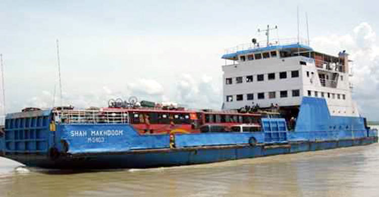 পদ্মায় যাত্রী নিয়ে ডুবোচরে আটকা ফেরি